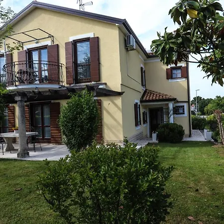 Klaudia 4 Stars Appartement *